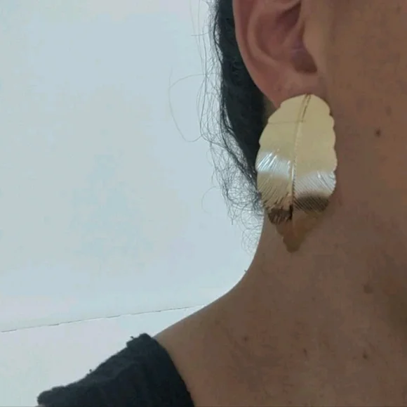 Zara curvy leaf earrings - Picture 2 of 6